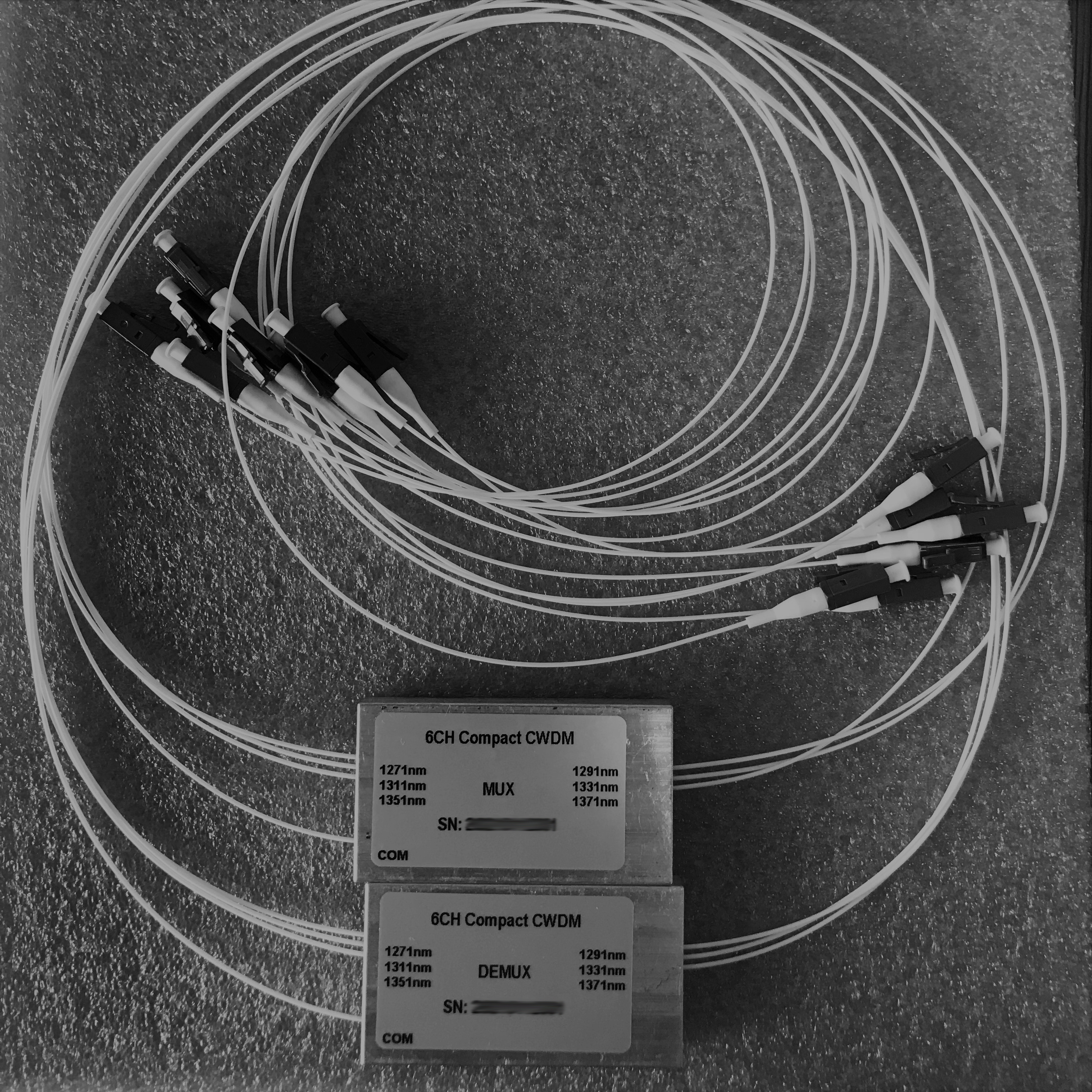 4通道(dào)1271-1331nm或ITU，典型插損0.8dB，自(zì)由空(kōng)間二維平面結構，雙側出纖, 光路無膠，工(gōng)業溫度運行的CCWDM粗波分複用(yòng)&解複用(yòng)器件