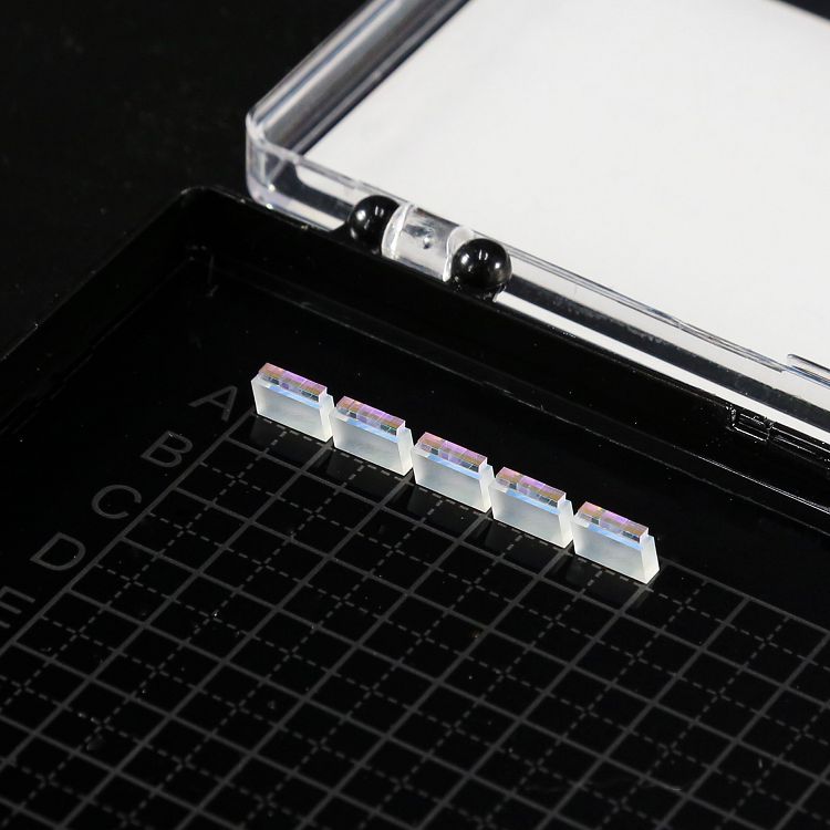 4Channels 1271.5nm-1341.5nm, 10nm channel spacing, 6nm channel passband, 0.5mm-1.0mm pitch, 8/13.5 deg AOI MWDM Z- Block mux demux